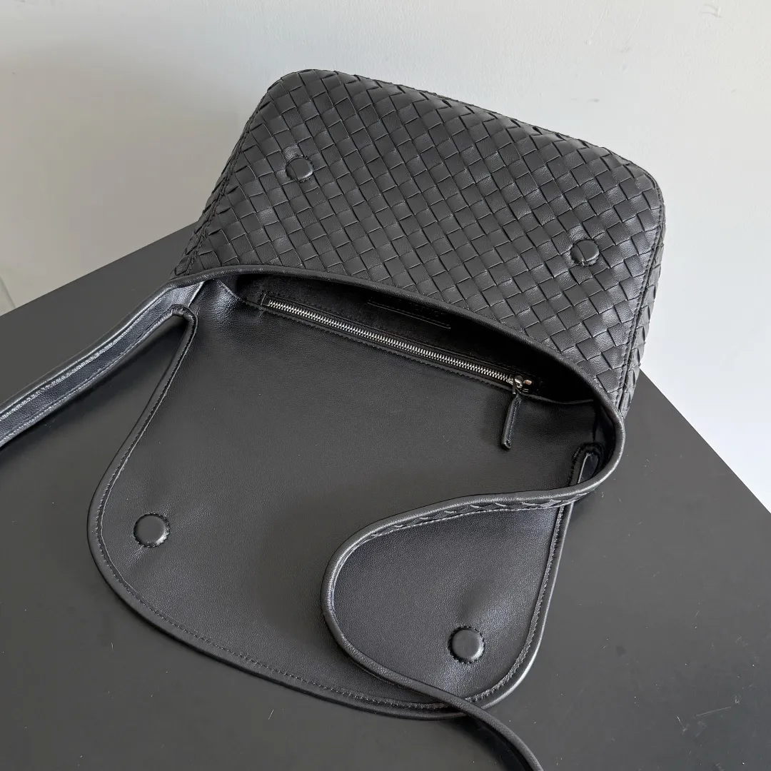 Batch 2020 BOTTEGA VENETA2025 new Veneto flip back bag has been changed from the previous zipper style to a flip design, which is safe, convenient and fashionable. The suction buckle style is also more popular among boys and girls❤️but the zipper compartment is still retained inside. It is not only comfortable, but also elegant and calm, and looks more casual. It is suitable for matching with all kinds of business and casual clothes 😊 to add casual sexiness and make the outfit more complete. The weaving process looks more old-money and retro, and it also has piping processing. Suitable for daily scenes such as shopping and commuting, comfortable and stylish! 💼 Style number: 843836 Color: black Size: 26*18.5*5cm